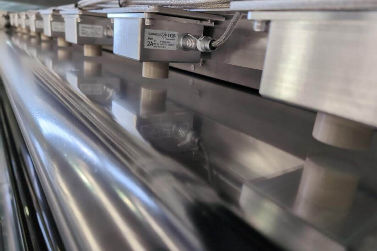 Example photo for Inline 8 lanes in-vacuo battery and fuel cell application as a typical measurement task of SURAGUS sensors